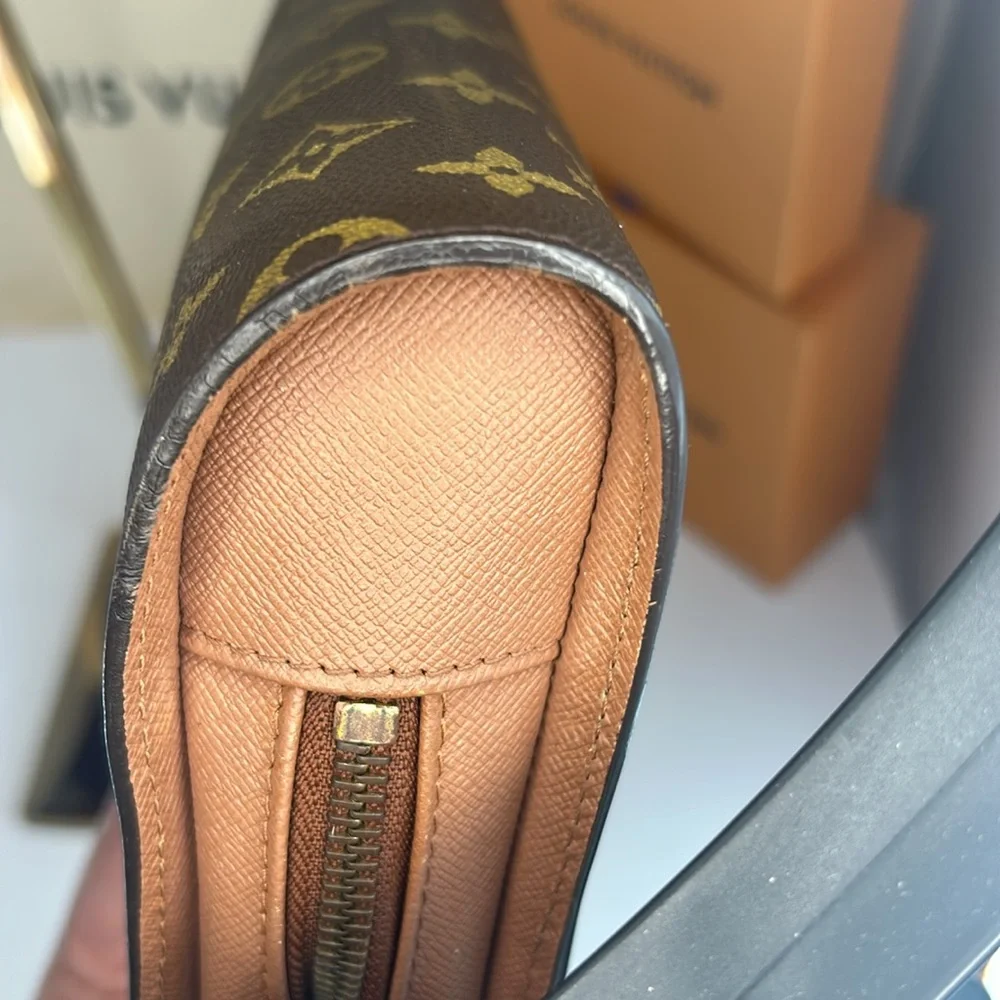 Louis Vuitton LOUIS VUITTON Clutch